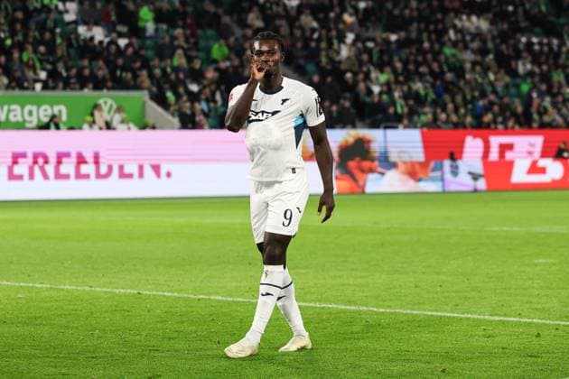 Babyjubel - Torschütze Ihlas Bebou (TSG Hoffenheim,9) trifft zum 2-4, das Tor wird wegen Abseits nicht gegeben - 1. Fussball Bundesliga Saison 2025-2026 VfL Wolfsburg vs. TSG Hoffenheim in der Volkswagen Arena in Wolfsburg - Aktion,Fussball,Deutschland,Mann,Männer,02.11.2025