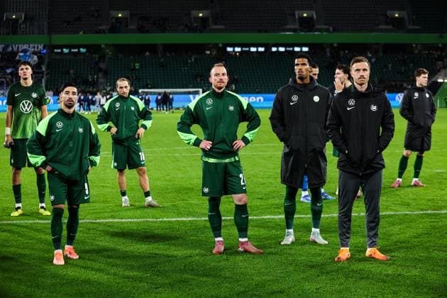 v.l. Jenson Seelt (VfL Wolfsburg,14), Mohamed Amoura (VfL Wolfsburg,9), Lovro Majer (VfL Wolfsburg,10), Maximilian Arnold (VfL Wolfsburg,27), Moritz Jenz (VfL Wolfsburg,15), Yannick Gerhardt (VfL Wolfsburg,31) vor dem Fanblock - 1. Fussball Bundesliga Saison 2025-2026 VfL Wolfsburg vs. TSG Hoffenheim in der Volkswagen Arena in Wolfsburg - Aktion,Fussball,Deutschland,Mann,Männer,02.11.2025