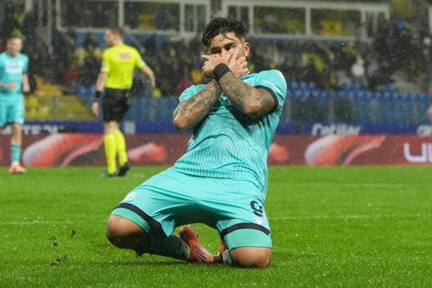 Bologna s Santiago Castro celebrates after scoring the 1-2 goal for his team during the Serie A soccer match between Parma and Bologna at Ennio Tardini Stadium in Parma, North Italy, Sunday, November 2, 2025. Soccer  Copyright: xMassimoxPaolone LaPressex
