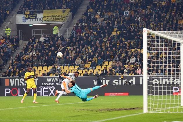 02.11.2025, xrekx, Fussball 3.Liga, Alemannia Aachen - 1.FC Saarbrücken v.l. Rodney Elongo-Yombo (1.FC Saarbruecken) Jan Olschowsky (TSV Alemannia Aachen) Parade (DFL DFB REGULATIONS PROHIBIT ANY USE OF PHOTOGRAPHS as IMAGE SEQUENCES and or QUASI-VIDEO) Aachen