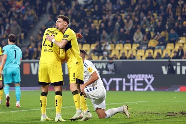 02.11.2025, xrekx, Fussball 3.Liga, Alemannia Aachen - 1.FC Saarbrücken v.l. Lamar Yarbrough (TSV Alemannia Aachen) Felix Meyer (TSV Alemannia Aachen) Kai Brünker Bruenker (1.FC Saarbruecken) nach dem Foulspiel (DFL DFB REGULATIONS PROHIBIT ANY USE OF PHOTOGRAPHS as IMAGE SEQUENCES and or QUASI-VIDEO) Aachen