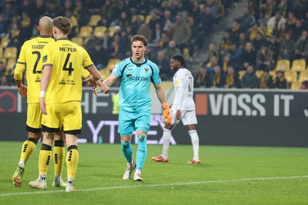 02.11.2025, xrekx, Fussball 3.Liga, Alemannia Aachen - 1.FC Saarbrücken v.l. Lamar Yarbrough (TSV Alemannia Aachen) Felix Meyer (TSV Alemannia Aachen) Jan Olschowsky (TSV Alemannia Aachen) Parade (DFL DFB REGULATIONS PROHIBIT ANY USE OF PHOTOGRAPHS as IMAGE SEQUENCES and or QUASI-VIDEO) Aachen
