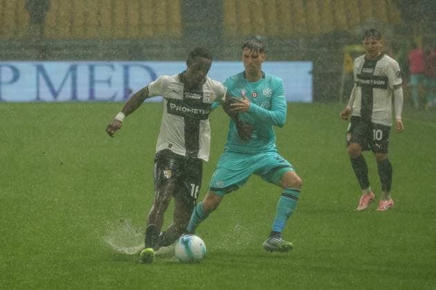 November 2, 2025, Parma: Parma™s Mandela Keita fights for the ball against Bologna™s Juan Miranda during the italian soccer Serie A match between Parma Calcio 1913 vs Bologna FC on november 2, 2025 at the Stadio Ennio Tardini in Parma, Italy. ANSA . Soccer: Serie A; Parma Vs Bologna  - ZUMAa110 20251102_zaf_a110_080 Copyright: xLorenzoxCattanix
