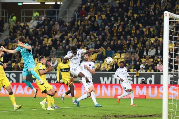 02.11.2025, xrekx, Fussball 3.Liga, Alemannia Aachen - 1.FC Saarbrücken v.l. Luftloch Jan Olschowsky (TSV Alemannia Aachen) Abdoulaye Kamara (1.FC Saarbruecken) Tor zaehlt nicht (DFL DFB REGULATIONS PROHIBIT ANY USE OF PHOTOGRAPHS as IMAGE SEQUENCES and or QUASI-VIDEO) Aachen