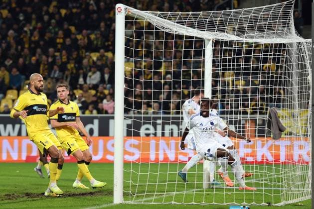 02.11.2025, xrekx, Fussball 3.Liga, Alemannia Aachen - 1.FC Saarbrücken v.l. Lamar Yarbrough (TSV Alemannia Aachen) Abdoulaye Kamara (1.FC Saarbruecken) Tor zaehlt nicht (DFL DFB REGULATIONS PROHIBIT ANY USE OF PHOTOGRAPHS as IMAGE SEQUENCES and or QUASI-VIDEO) Aachen