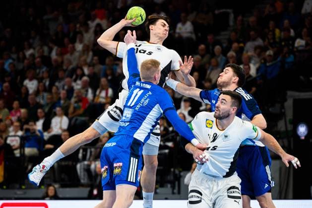 Muenchen: Handball - Laenderspiel - Deutschland - Island Miro Schluroff (Deutschland), Islands Ymir Örn Gislason (Island), Jannik Kohlbacher (Deutschland), Islands Elvar Örn Jonsson (Island) Muenchen SAP Garden Bayern Deutschland
