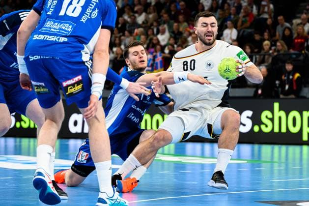 Muenchen: Handball - Laenderspiel - Deutschland - Island Islands Elvar Örn Jonsson (Island), Jannik Kohlbacher (Deutschland) Muenchen SAP Garden Bayern Deutschland