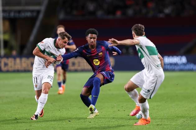 November 2, 2025, Barcelona, Barcelona, SPAIN: Alejandro Balde of FC Barcelona, Barca and German Valera of Elche CF compete for the ball during the Spanish league, La Liga EA Sports, football match played between FC Barcelona and Elche CF at Estadi Olimpic Lluis Companys on November 02, 2025 in Barcelona, Spain. Barcelona SPAIN - ZUMAa181 20251102_zaa_a181_148 Copyright: xJavierxBorregox