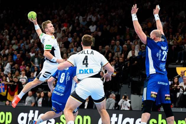 Muenchen: Handball - Laenderspiel - Deutschland - Island Franz Semper (Deutschland), Johannes Golla (Deutschland), Islands Arnar Arnarsson (Island) Muenchen SAP Garden Bayern Deutschland