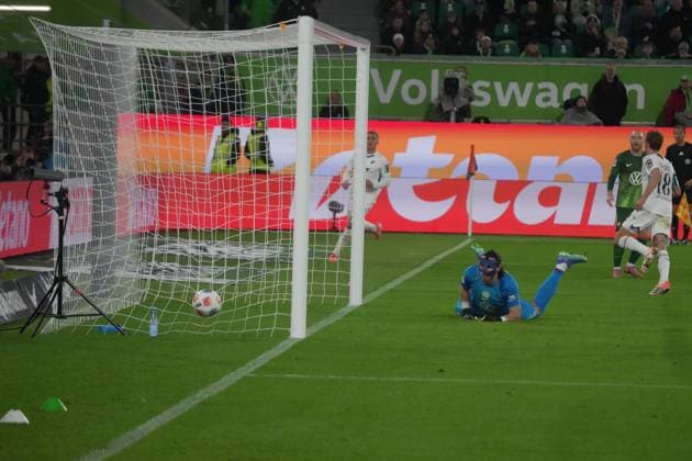 GER, 1.FBL, VfL Wolfsburg vs TSG 1899 Hoffenheim 02.11.2025, Volkswagen Arena, Wolfsburg, GER, 1.FBL, VfL Wolfsburg vs TSG 1899 Hoffenheim , im Bild Wouter Burger (Hoffenheim) erzielt das Tor zum 2:3. DFL regulations prohibit any use of photographs as image sequences and or quasi-video.