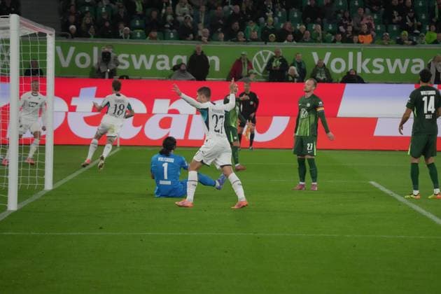 GER, 1.FBL, VfL Wolfsburg vs TSG 1899 Hoffenheim 02.11.2025, Volkswagen Arena, Wolfsburg, GER, 1.FBL, VfL Wolfsburg vs TSG 1899 Hoffenheim , im Bild Wouter Burger (Hoffenheim) freut sich über das Tor zum 2:3. DFL regulations prohibit any use of photographs as image sequences and or quasi-video.