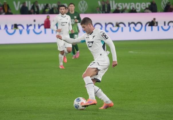 GER, 1.FBL, VfL Wolfsburg vs TSG 1899 Hoffenheim 02.11.2025, Volkswagen Arena, Wolfsburg, GER, 1.FBL, VfL Wolfsburg vs TSG 1899 Hoffenheim , im Bild Andrej Kramaric (Hoffenheim) DFL regulations prohibit any use of photographs as image sequences and or quasi-video.