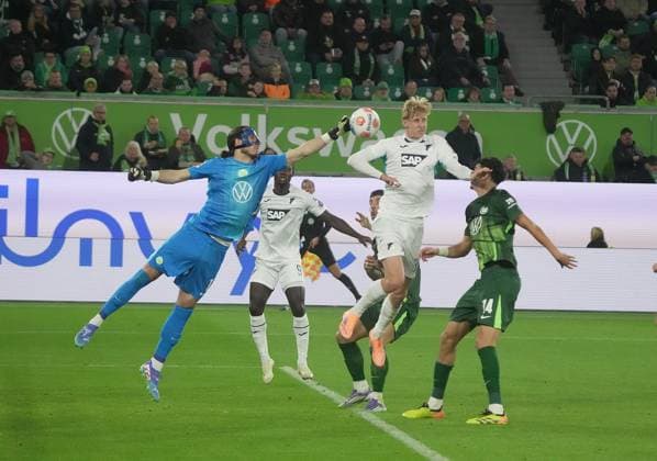 GER, 1.FBL, VfL Wolfsburg vs TSG 1899 Hoffenheim 02.11.2025, Volkswagen Arena, Wolfsburg, GER, 1.FBL, VfL Wolfsburg vs TSG 1899 Hoffenheim , im Bild Torwart Kamil Grabara (Wolfsburg), Max Moerstedt (Hoffenheim) DFL regulations prohibit any use of photographs as image sequences and or quasi-video.
