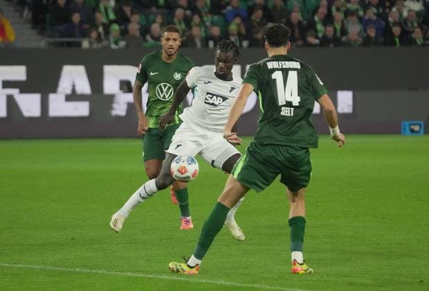 GER, 1.FBL, VfL Wolfsburg vs TSG 1899 Hoffenheim 02.11.2025, Volkswagen Arena, Wolfsburg, GER, 1.FBL, VfL Wolfsburg vs TSG 1899 Hoffenheim , im Bild Ihlas Bebou (Hoffenheim), Jenson Seelt (Wolfsburg) DFL regulations prohibit any use of photographs as image sequences and or quasi-video.