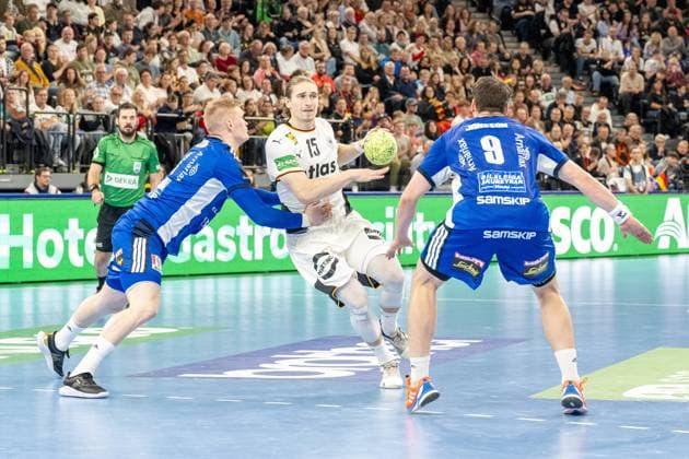 Juri Knorr 15 (Handball Nationalmannschaft Deutschland) im Zweikampf, Handball-Nationalmannschaft Deutschland vs. Handball-Nationalmannschaft Island, Handball Laenderspiel, 02.11.2025 Muenchen Bayern Deutschland