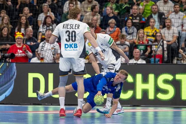 Gisli Kristjansson 10 (Handball Nationalmannschaft Island) stuerzt, Handball-Nationalmannschaft Deutschland vs. Handball-Nationalmannschaft Island, Handball Laenderspiel, 02.11.2025 Muenchen Bayern Deutschland