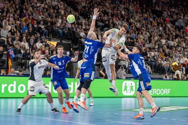 Julian Koester 18 (Handball Nationalmannschaft Deutschland) wirft , wird behindert von Arnar Freyr Arnarsson 21 (Handball Nationalmannschaft Island), Handball-Nationalmannschaft Deutschland vs. Handball-Nationalmannschaft Island, Handball Laenderspiel, 02.11.2025 Muenchen Bayern Deutschland