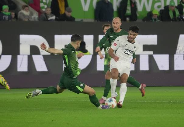 GER, 1.FBL, VfL Wolfsburg vs TSG 1899 Hoffenheim 02.11.2025, Volkswagen Arena, Wolfsburg, GER, 1.FBL, VfL Wolfsburg vs TSG 1899 Hoffenheim , im Bild Ozan Kabak (Hoffenheim) DFL regulations prohibit any use of photographs as image sequences and or quasi-video.