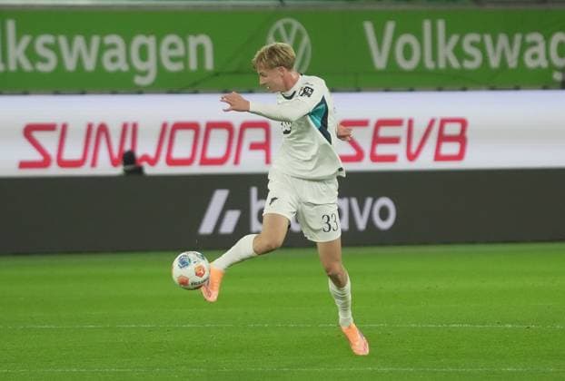 GER, 1.FBL, VfL Wolfsburg vs TSG 1899 Hoffenheim 02.11.2025, Volkswagen Arena, Wolfsburg, GER, 1.FBL, VfL Wolfsburg vs TSG 1899 Hoffenheim , im Bild Max Moerstedt (Hoffenheim) DFL regulations prohibit any use of photographs as image sequences and or quasi-video.