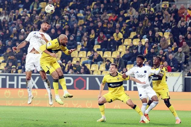 02.11.2025, xrekx, Fussball 3.Liga, Alemannia Aachen - 1.FC Saarbrücken v.l. Kai Brünker Bruenker (1.FC Saarbruecken) Lamar Yarbrough (TSV Alemannia Aachen) Zweikampf, Aktion, action, battle for the ball (DFL DFB REGULATIONS PROHIBIT ANY USE OF PHOTOGRAPHS as IMAGE SEQUENCES and or QUASI-VIDEO) Aachen