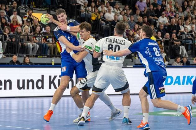 Nils Lichtlein 3 (Handball Nationalmannschaft Deutschland) wird blockiert, Handball-Nationalmannschaft Deutschland vs. Handball-Nationalmannschaft Island, Handball Laenderspiel, 02.11.2025 Muenchen Bayern Deutschland
