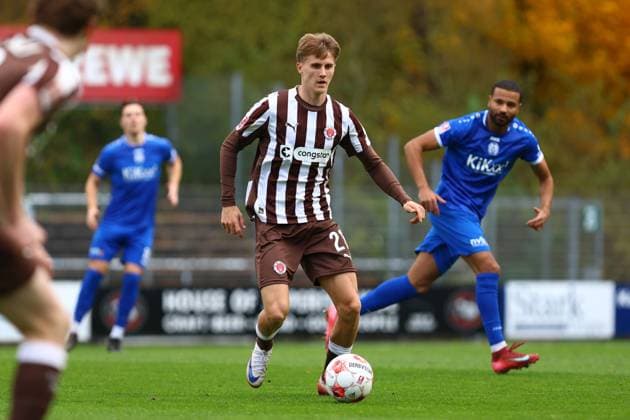 21 Erik Ahlstrand (FC St. Pauli U23) Fußball I Herren I Regionalliga Nord I Saison 2025-2026 I 17. Spieltag I FC St. Pauli U23 - SV Meppen I 02.11.2025 I Edmund-Plambeck-Stadion