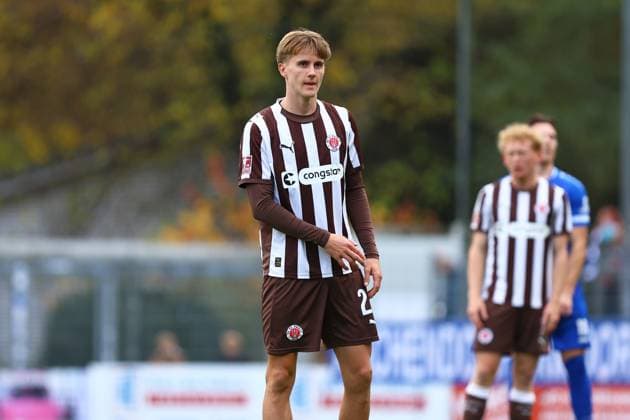 21 Erik Ahlstrand (FC St. Pauli U23) Fußball I Herren I Regionalliga Nord I Saison 2025-2026 I 17. Spieltag I FC St. Pauli U23 - SV Meppen I 02.11.2025 I Edmund-Plambeck-Stadion