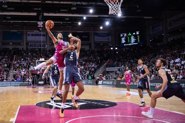 easyCredit Basketball Bundesliga, Telekom Baskets Bonn vs. ALBA Berlin, 02.11.2025 Alijah Comithier (Telekom Baskets Bonn 2) punktet -- easyCredit Basketball Bundesliga, Telekom Baskets Bonn vs. ALBA Berlin, 02.11.2025, Telekom Dome Bonn Copyright: xBEAUTIFULxSPORTS Derixx