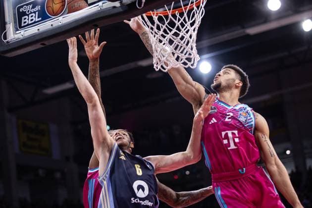 easyCredit Basketball Bundesliga, Telekom Baskets Bonn vs. ALBA Berlin, 02.11.2025 Malte Delow (ALBA BERLIN 6) und Alijah Comithier (Telekom Baskets Bonn 2) -- easyCredit Basketball Bundesliga, Telekom Baskets Bonn vs. ALBA Berlin, 02.11.2025, Telekom Dome Bonn Copyright: xBEAUTIFULxSPORTS Derixx