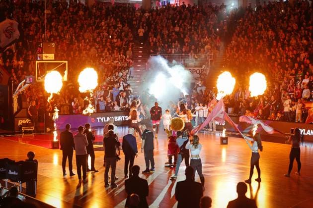 Spielervorstellung Einlaufen der Spieler vor dem Spiel Telekom Baskets Bonn vs. ALBA Berlin 6. Speiltag - Saison 2025 26