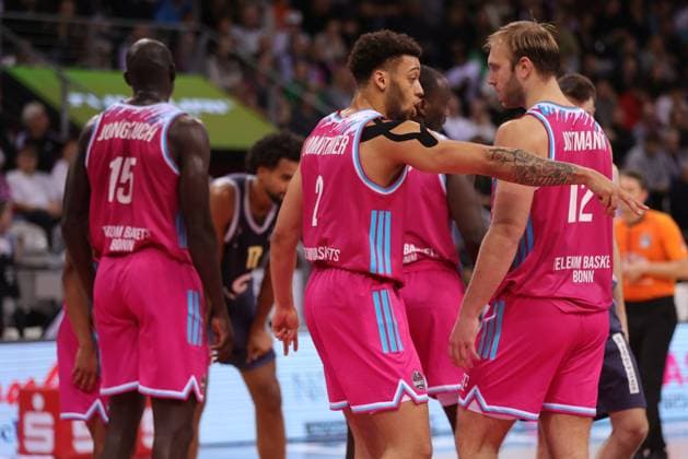 Alijah Comithier (Bonn, M) spricht mit Melvin Jostmann (Bonn), Telekom Baskets Bonn vs Alba Berlin, easyCredit BBL, 6. Spieltag, Bonn, 02.11.2025.