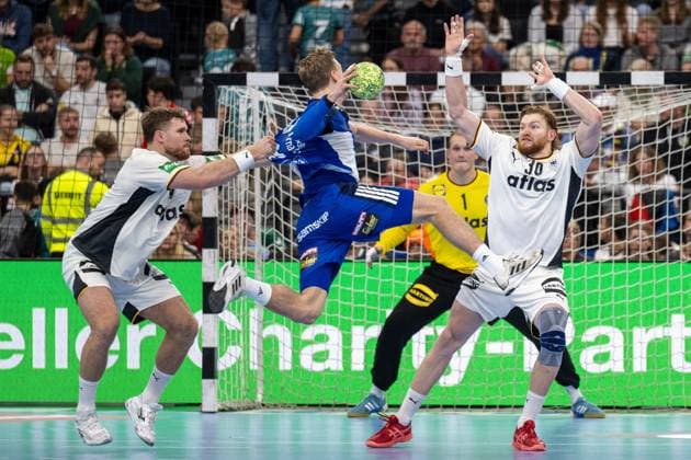 Tom Kiesler 30 (Handball Nationalmannschaft Deutschland) im Zweikampf, Handball-Nationalmannschaft Deutschland vs. Handball-Nationalmannschaft Island, Handball Laenderspiel, 02.11.2025 Muenchen Bayern Deutschland