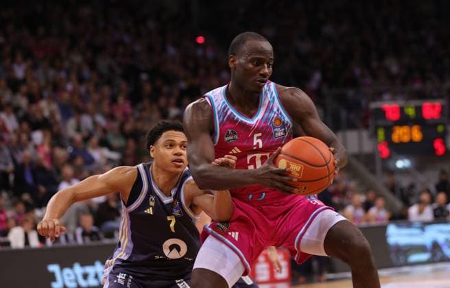 Tylan Birts (Bonn) am Ball gegen Jack Kayil (Alba), Telekom Baskets Bonn vs Alba Berlin, easyCredit BBL, 6. Spieltag, Bonn, 02.11.2025.