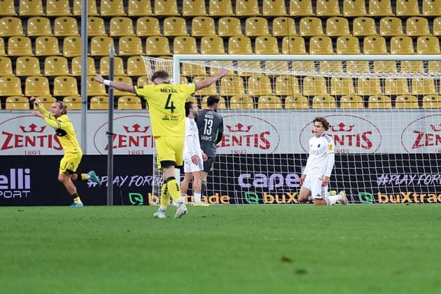 02.11.2025, xrekx, Fussball 3.Liga, Alemannia Aachen - 1.FC Saarbrücken v.l. Torjubel nach dem Tor zum celebrating the goal celebrate 2:0 durch Lars Gindorf (TSV Alemannia Aachen) (DFL DFB REGULATIONS PROHIBIT ANY USE OF PHOTOGRAPHS as IMAGE SEQUENCES and or QUASI-VIDEO) Aachen