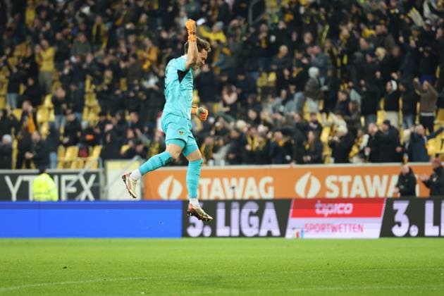 02.11.2025, xrekx, Fussball 3.Liga, Alemannia Aachen - 1.FC Saarbrücken v.l. Torjubel nach dem Tor zum celebrating the goal celebrate 2:0 durch Lars Gindorf (TSV Alemannia Aachen) Jan Olschowsky (TSV Alemannia Aachen) (DFL DFB REGULATIONS PROHIBIT ANY USE OF PHOTOGRAPHS as IMAGE SEQUENCES and or QUASI-VIDEO) Aachen