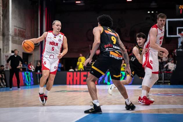 Barmer 2. Basketball Bundesliga ProA: RheinStars Koeln vs. Kirchheim, 02.11.25 Rupert Hennen (RheinStars Köln, 5, PG), Tylan James Pope (Bozic Estriche Knights Kirchheim, 9, PF), Björn Rohwer (RheinStars Köln, 15, C); Köln, 02.11.25 - Barmer 2. Basketball Bundesliga ProA: RheinStars Koeln vs. Kirchheim in der Motor World in Köln. Copyright: xBEAUTIFULxSPORTS AxelxKohringx