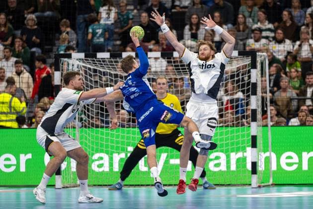 Tom Kiesler 30 (Handball Nationalmannschaft Deutschland) im Zweikampf, Handball-Nationalmannschaft Deutschland vs. Handball-Nationalmannschaft Island, Handball Laenderspiel, 02.11.2025 Muenchen Bayern Deutschland