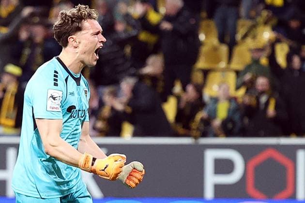 02.11.2025, xrekx, Fussball 3.Liga, Alemannia Aachen - 1.FC Saarbrücken v.l. Torjubel nach dem Tor zum celebrating the goal celebrate 2:0 durch Lars Gindorf (TSV Alemannia Aachen) Jan Olschowsky (TSV Alemannia Aachen) (DFL DFB REGULATIONS PROHIBIT ANY USE OF PHOTOGRAPHS as IMAGE SEQUENCES and or QUASI-VIDEO) Aachen