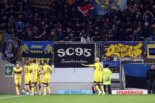 02.11.2025, xrekx, Fussball 3.Liga, Alemannia Aachen - 1.FC Saarbrücken v.l. Torjubel nach dem Tor zum celebrating the goal celebrate 2:0 durch Lars Gindorf (TSV Alemannia Aachen) (DFL DFB REGULATIONS PROHIBIT ANY USE OF PHOTOGRAPHS as IMAGE SEQUENCES and or QUASI-VIDEO) Aachen
