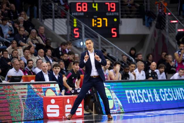 Head Coach Marko STANKOVIC (BON, mi.) zeigt den Weg nach oben, Einzelbild. Endstand 70:84, Basketball 1.Bundesliga Telekom Baskets Bonn-ALBA Berlin BON vs BER Hauptrunde 6. Spieltag, im T E L E K O M D O M E, am 02.11.2025 Â