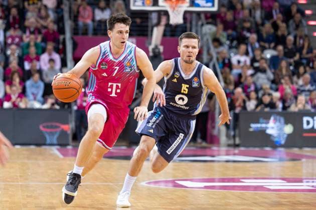 Grayson MURPHY (BON 7, li.) am Ball, im Zweikampf gegen Martin HERMANNSSON (BER 15, re.), Aktion. Endstand 70:84, Basketball 1.Bundesliga Telekom Baskets Bonn-ALBA Berlin BON vs BER Hauptrunde 6. Spieltag, im T E L E K O M D O M E, am 02.11.2025