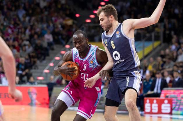 Tylan BIRTS (BON 5, li.) am Ball, im Zweikampf gegen Malte DELOW (BER 6, re.), Aktion. Endstand 70:84, Basketball 1.Bundesliga Telekom Baskets Bonn-ALBA Berlin BON vs BER Hauptrunde 6. Spieltag, im T E L E K O M D O M E, am 02.11.2025