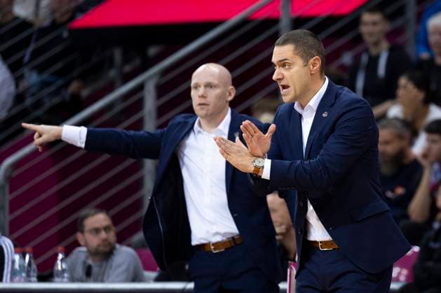 Head Coach Marko STANKOVIC (BON, re.) und Assistant Coach Lionel BOSCO (BON, li.) geben deutliche Anweisungen, Geste. Endstand 70:84, Basketball 1.Bundesliga Telekom Baskets Bonn-ALBA Berlin BON vs BER Hauptrunde 6. Spieltag, im T E L E K O M D O M E, am 02.11.2025
