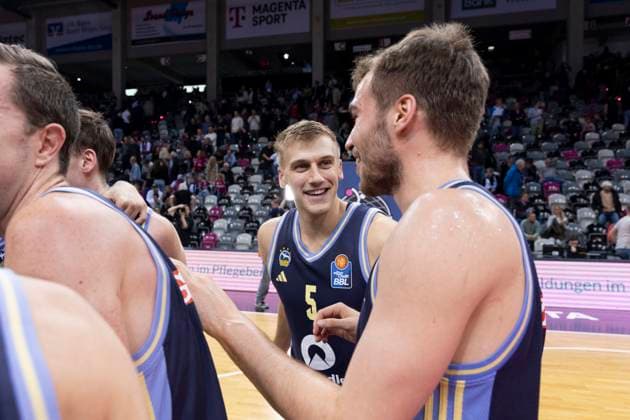 Sam GRIESEL (BER 5, mi.) und Malte DELOW (BER 6, re.) freuen sich ueber den Sieg in Bonn, Freude, Lachen, Jubel. Endstand 70:84, Basketball 1.Bundesliga Telekom Baskets Bonn-ALBA Berlin BON vs BER Hauptrunde 6. Spieltag, im T E L E K O M D O M E, am 02.11.2025 Â