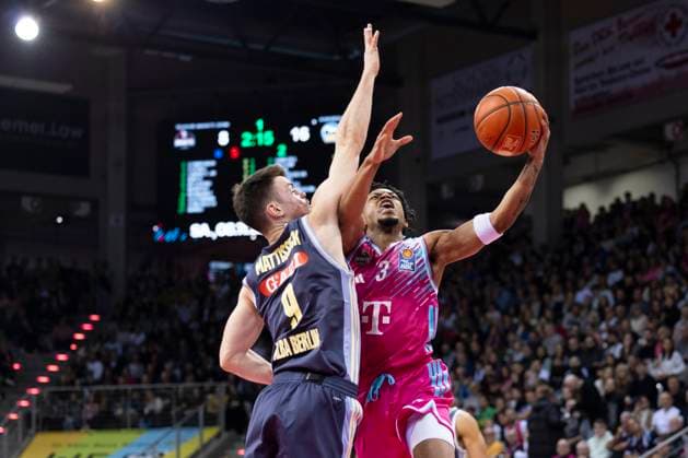 Zachery COOKS (BON 3, re.) am Ball, im Zweikampf gegen Jonas MATTISSECK (BER 9, li.), Aktion. Endstand 70:84, Basketball 1.Bundesliga Telekom Baskets Bonn-ALBA Berlin BON vs BER Hauptrunde 6. Spieltag, im T E L E K O M D O M E, am 02.11.2025