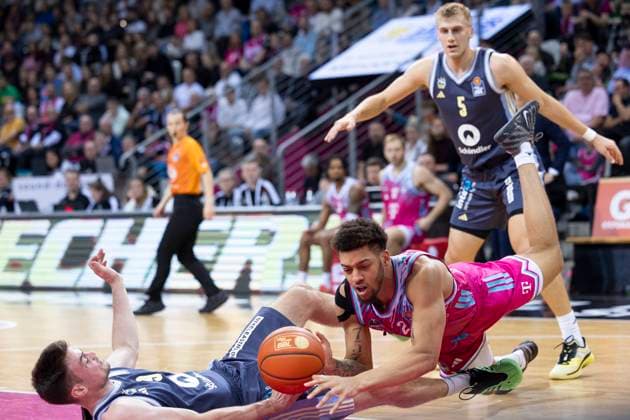 Alijah COMITHIER (BON 2, mi.) am Ball, am Boden, im Zweikampf gegen Jonas MATTISSECK (BER 9, li.) und Sam GRIESEL (BER 5, re.), Aktion. Endstand 70:84, Basketball 1.Bundesliga Telekom Baskets Bonn-ALBA Berlin BON vs BER Hauptrunde 6. Spieltag, im T E L E K O M D O M E, am 02.11.2025