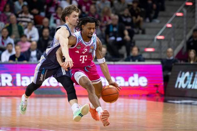 Zachery COOKS (BON 3, re.) am Ball, im Zweikampf gegen Bennet HUNDT (BER 33, li.), Aktion. Endstand 70:84, Basketball 1.Bundesliga Telekom Baskets Bonn-ALBA Berlin BON vs BER Hauptrunde 6. Spieltag, im T E L E K O M D O M E, am 02.11.2025