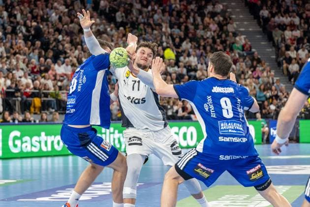 Marko Grgic 71 (Handball Nationalmannschaft Deutschland) im Kampf gegebn Dorstein Leo Gunnarson 15 (Handball Nationalmannschaft Island) und Elvar Oern Jonsson 9 (Handball Nationalmannschaft Island), Handball-Nationalmannschaft Deutschland vs. Handball-Nationalmannschaft Island, Handball Laenderspiel, 02.11.2025 Muenchen Bayern Deutschland