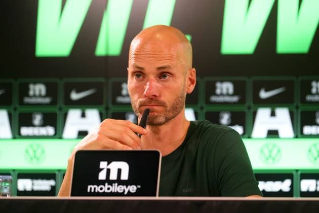VfL vs. Hoffebheim, 1. BL Wolfsburg, 02.11.2025, FUßBALL - VfL Wolfsburg vs. TSG 1899 Hoffenheim, 1. BL, Saison 2025 26. Cheftrainer Paul Simonis (VfL Wolfsburg) während der Pressekonferenz. Wolfsburg