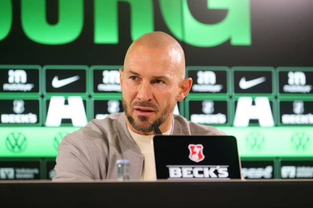 VfL vs. Hoffebheim, 1. BL Wolfsburg, 02.11.2025, FUßBALL - VfL Wolfsburg vs. TSG 1899 Hoffenheim, 1. BL, Saison 2025 26. Cheftrainer Christian Ilzer (Hoffenheim) während der Pressekonferenz. Wolfsburg
